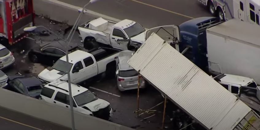 Al menos cien vehículos chocaron en una carretera producto del mal clima en Texas.