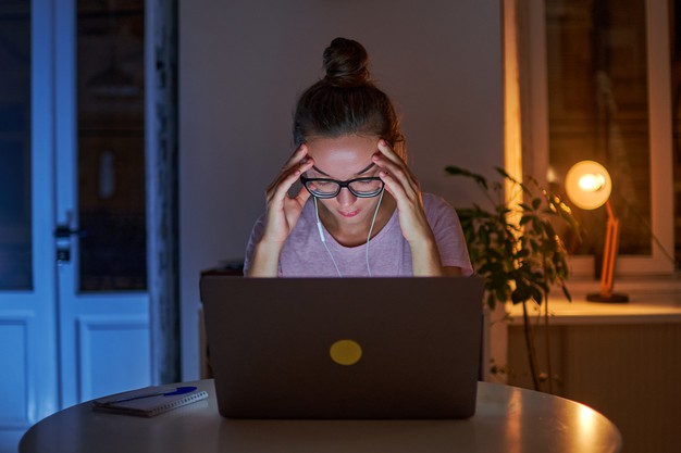 Trabajar a distancia puede poner una barrera con su jefe y complicar la relación. (Foto: Freepik) 