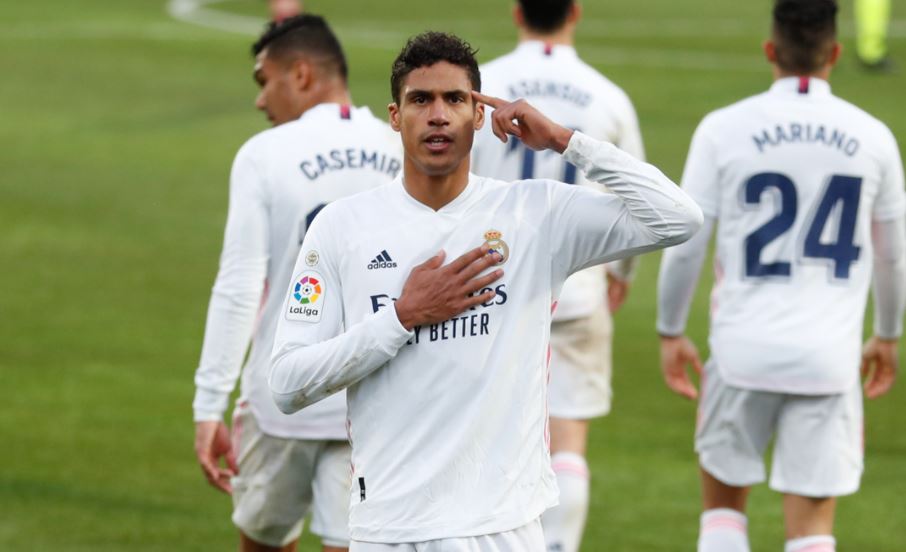 Raphael Varane se mostró feliz por apoyar al Real Madrid en el triunfo contra el Huesca. Foto Real Madrid.