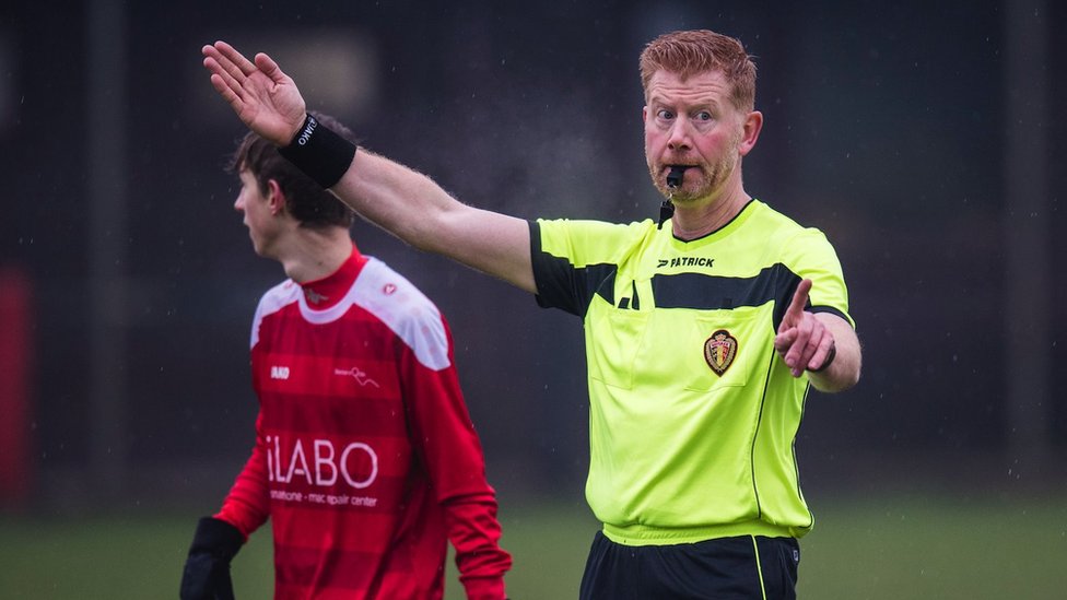 Frederik Imbo decidió convertirse en árbitro por su amor al fútbol y por su deseo de probar su resiliencia.