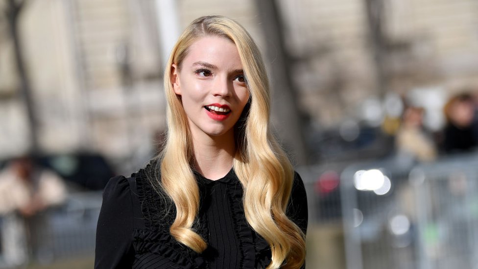 "Cuando me enfado, insulto en castellano", advierte Anya Taylor-Joy. (GETTY IMAGES)