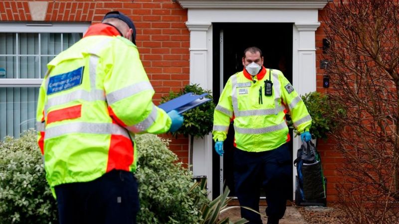 Reino Unido está empleando muchos recursos en rastrear las variantes de covid para evitar que se propaguen. (GETTY IMAGES)