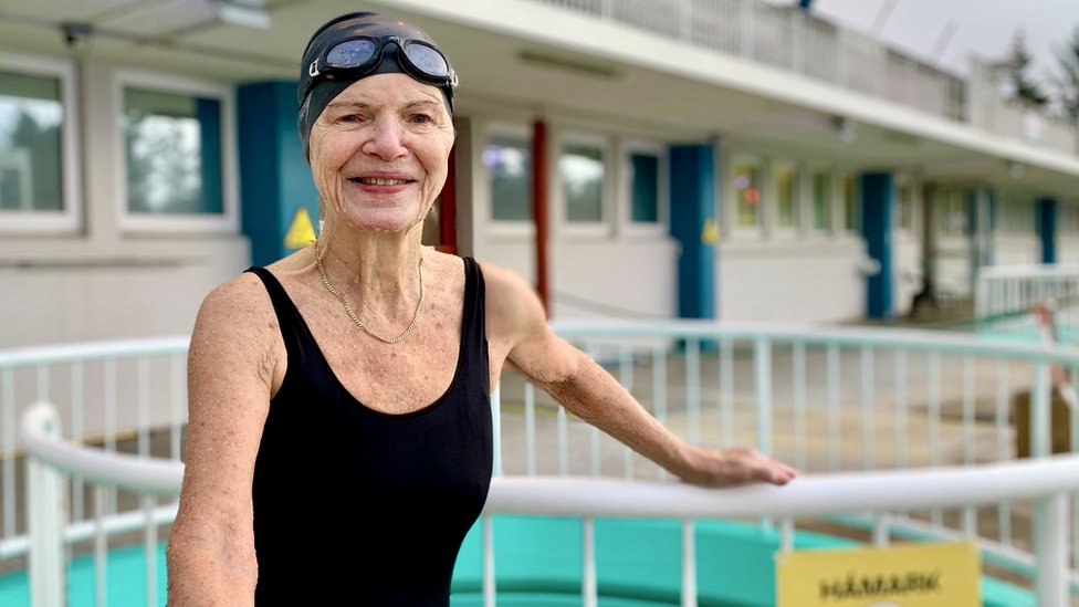 Las piscinas están abiertas y a los restaurantes les va muy bien. Islandia ha sufrido mucho menos que otros países durante la pandemia.