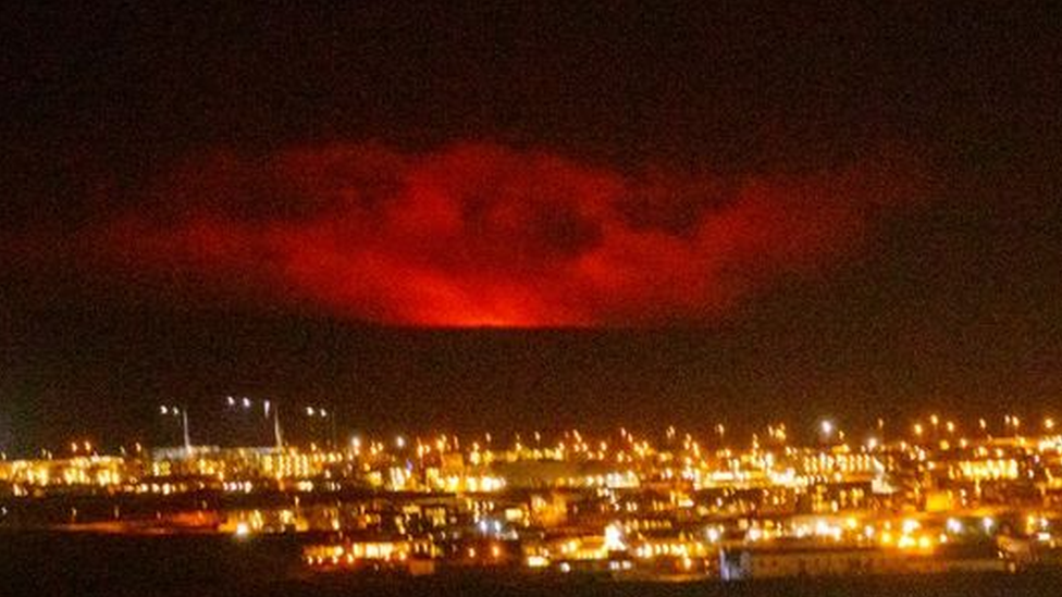 El volcán Fagradalsfjall se encuentra a unos 30 kilómetros al sur de la capital islandesa Reikiavik.