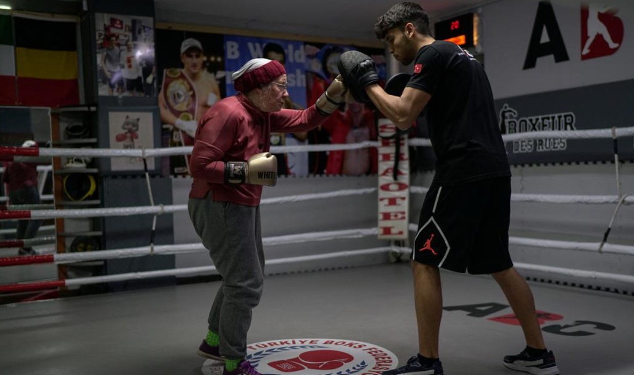 Nancy Van Der Stracten, de 75 años, entrena boxeo para detener al Parkinson. (Foto Prensa Libre: asiaone.com)