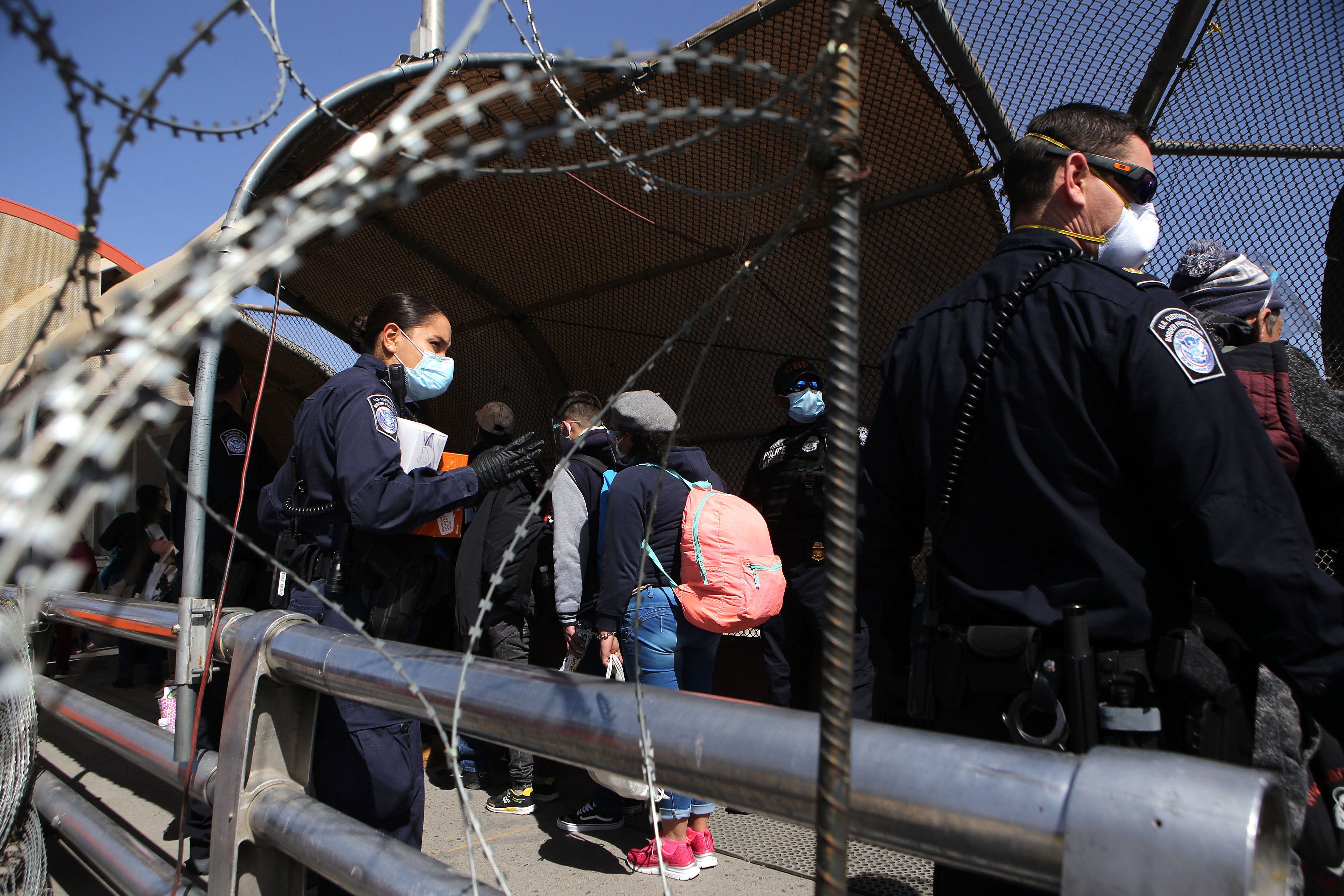 Migrantes que permanecían en México bajo el Protocolo de Protección al Migrante, han comenzado a ingresar a EE. UU. desde febrero pasado. (Foto Prensa Libre: EFE)
