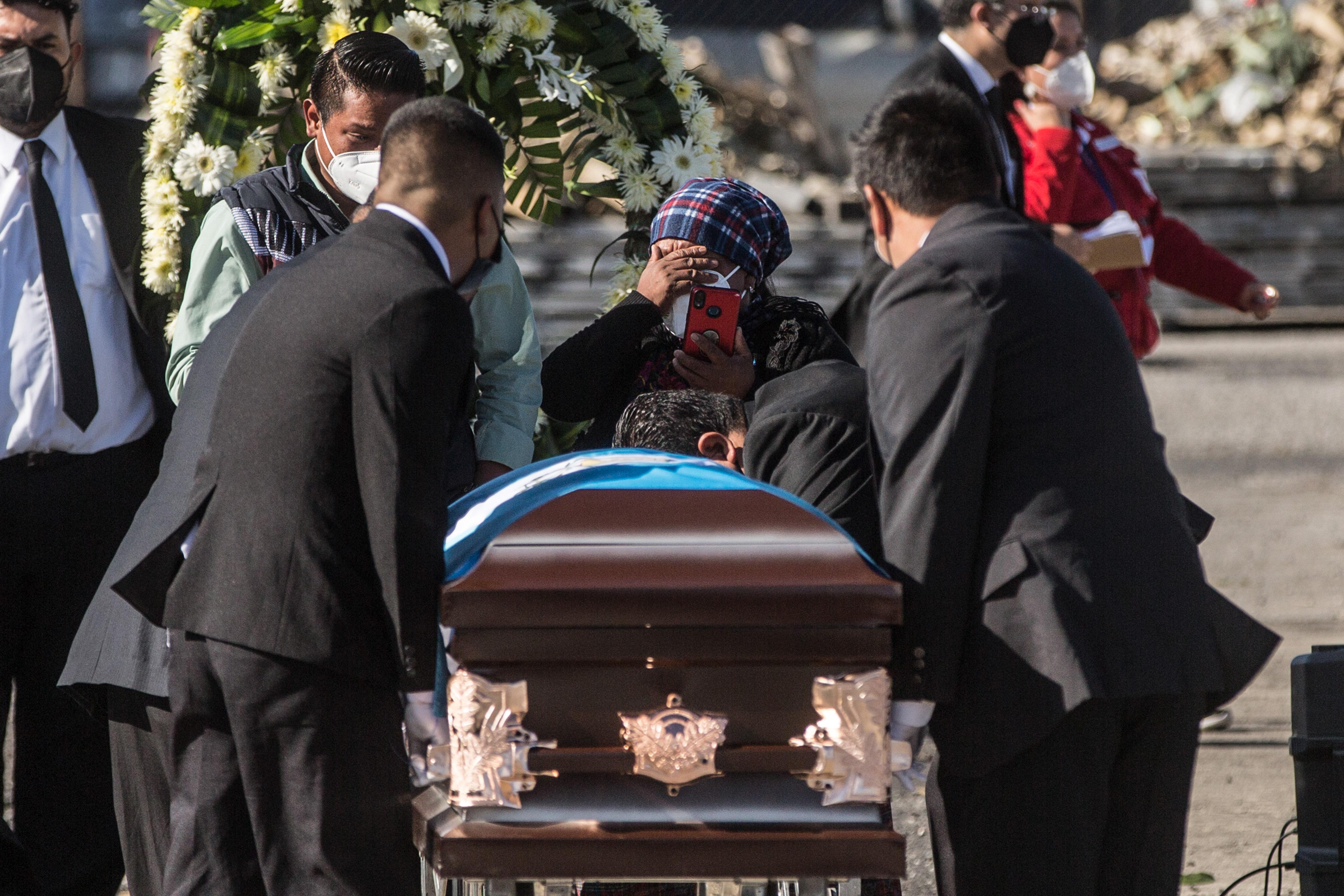 Familiares de un migrante lloran al recibir su féretro este viernes durante la repatriación de los cuerpos de los 16 migrantes asesinados el pasado 22 de enero en México, en el Aeropuerto Internacional La Aurora, en Ciudad de Guatemala. (Foto Prensa Libre:  EFE)