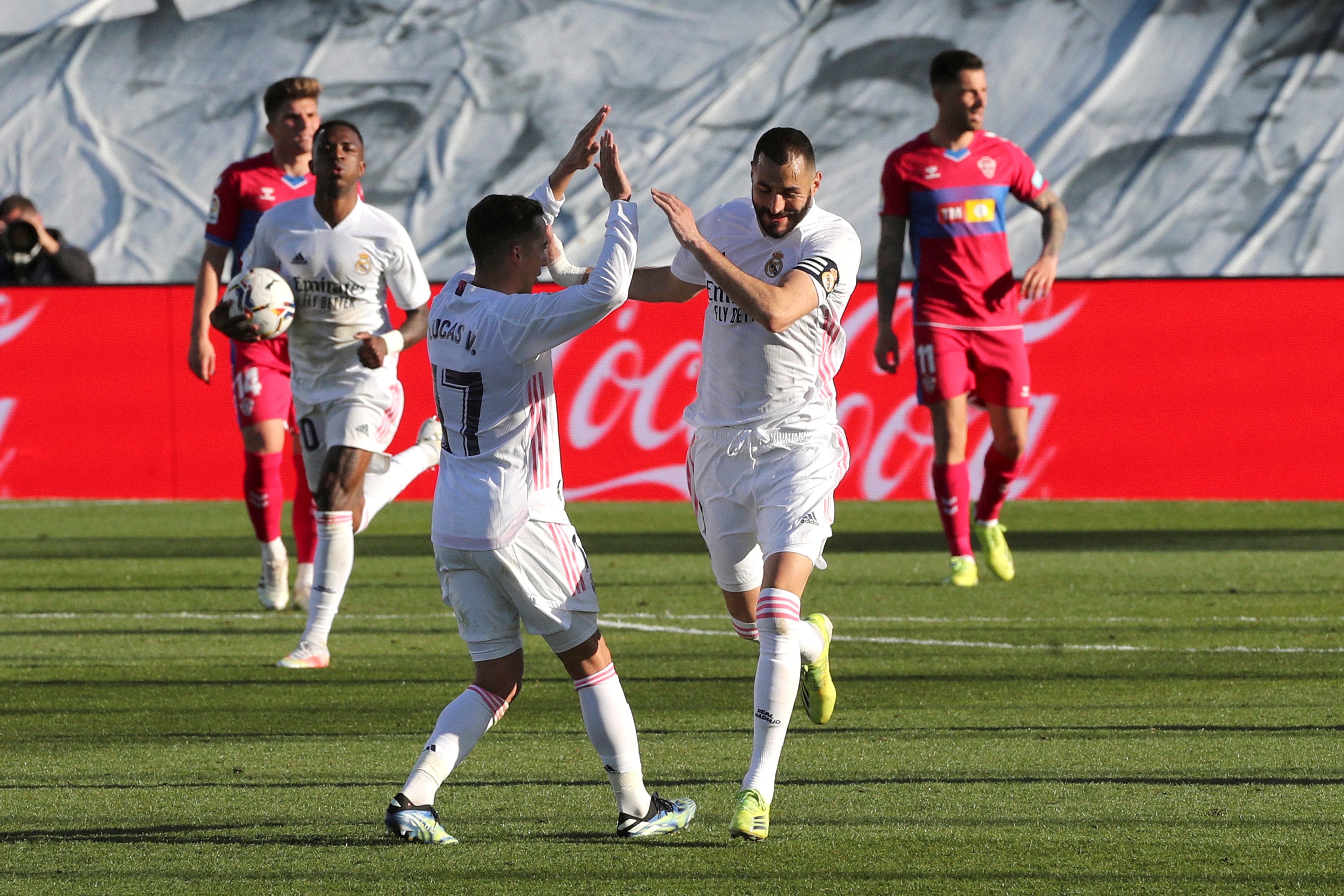 El jugador del Real Madrid Karim Benzema (d), celebra su gol contra el Elche, durante el partido de LaLiga de la jornada 27 celebrado este sábado en el estadio Alfredo Di Stéfano en Madrid. (Foto Prensa Libre: EFE).