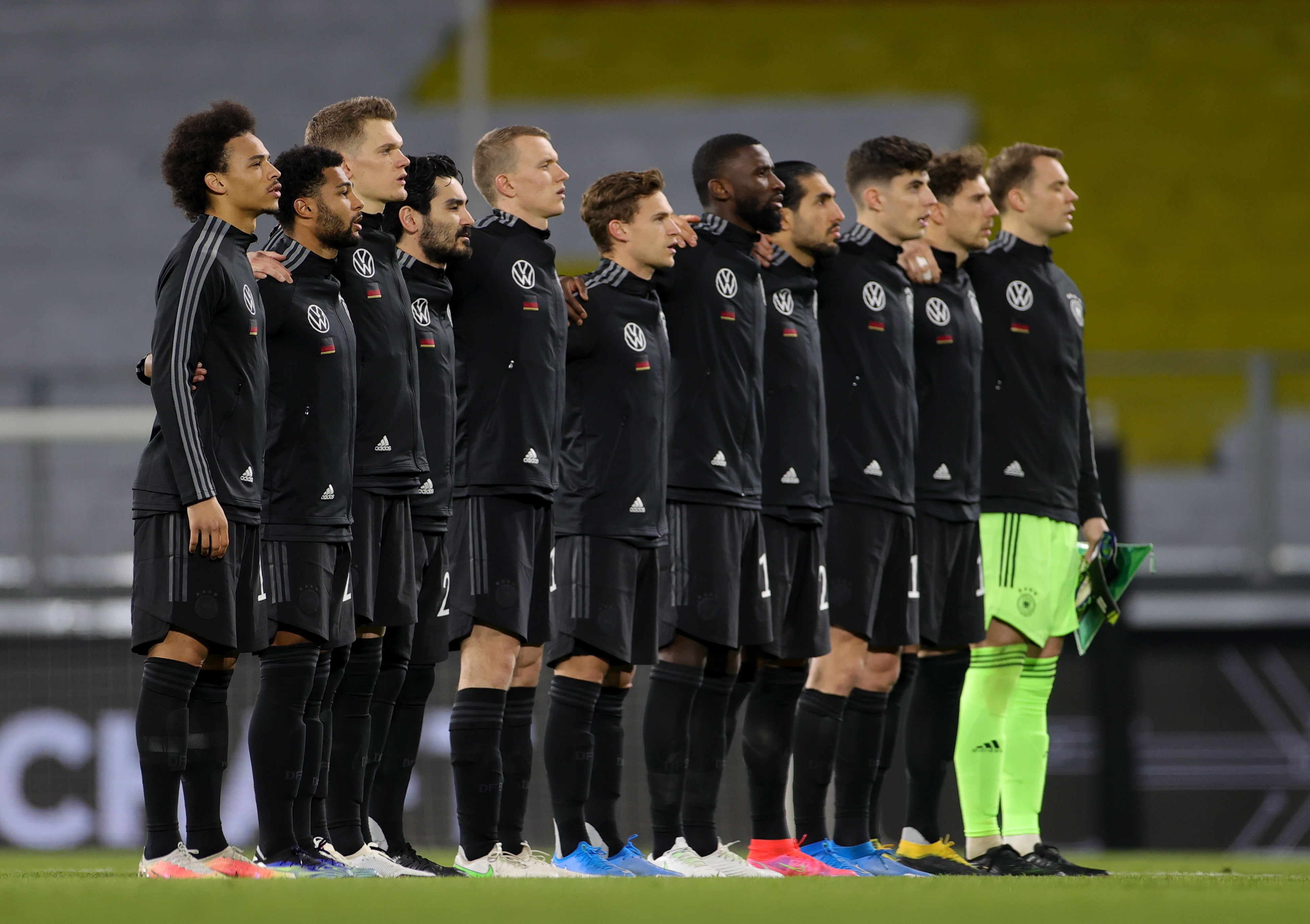 Los jugadores de Alemania antes de disputar el juego eliminatoria para Qatar 2022 ante  Islandia. Foto Prensa Libre: EFE.