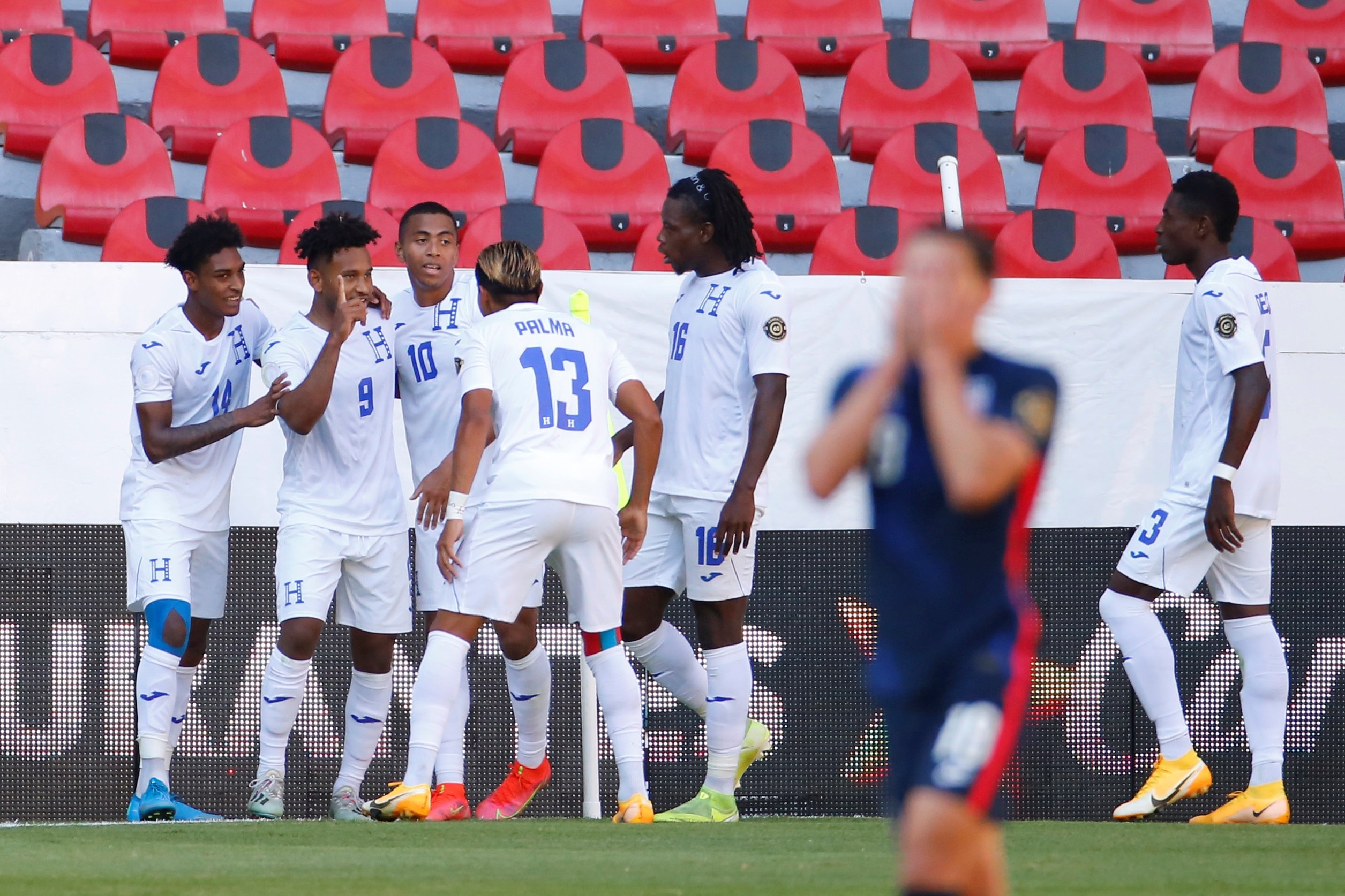 Juan Carlos Obregón (2-i) de Honduras celebra con sus compañeros tras anotar contra Estados Unidos, durante un partido por la semifinal de la Clasificatoria Olímpica Masculina de Concacaf. (Foto Prensa Libre: EFE).