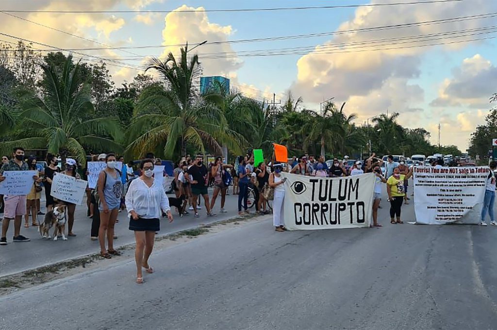 Pobladores de Tulum, México, bloquean calles como protesta por la muerte de migrante salvadoreña.  (Foto Prensa Libre: EFE)