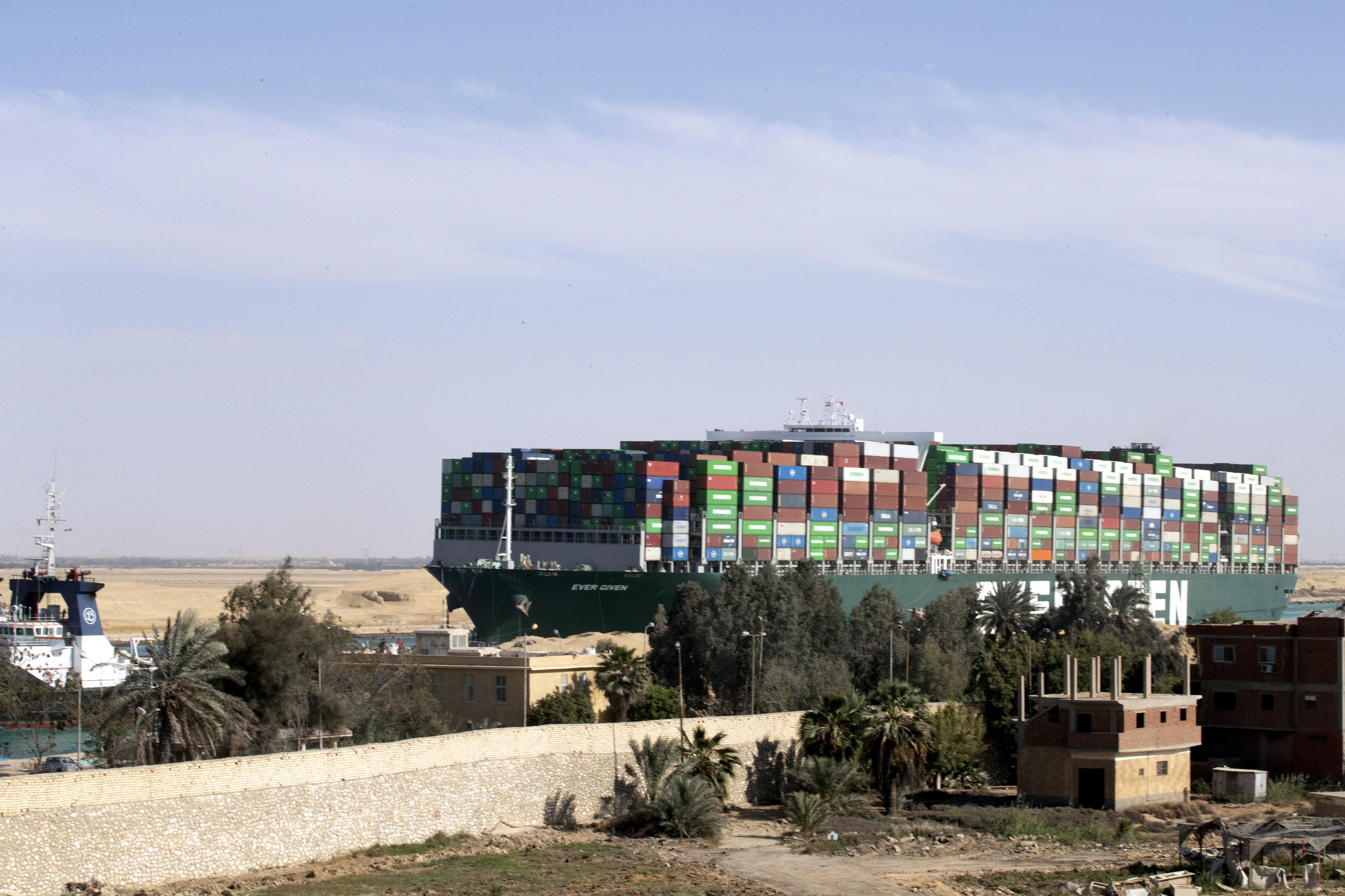 El buque Ever Given fue captado cuando ya se mueve en el Canal de Suez, luego que fue desencallado este lunes 29 marzo de 2021. (Foto Prensa Libre: EFE)