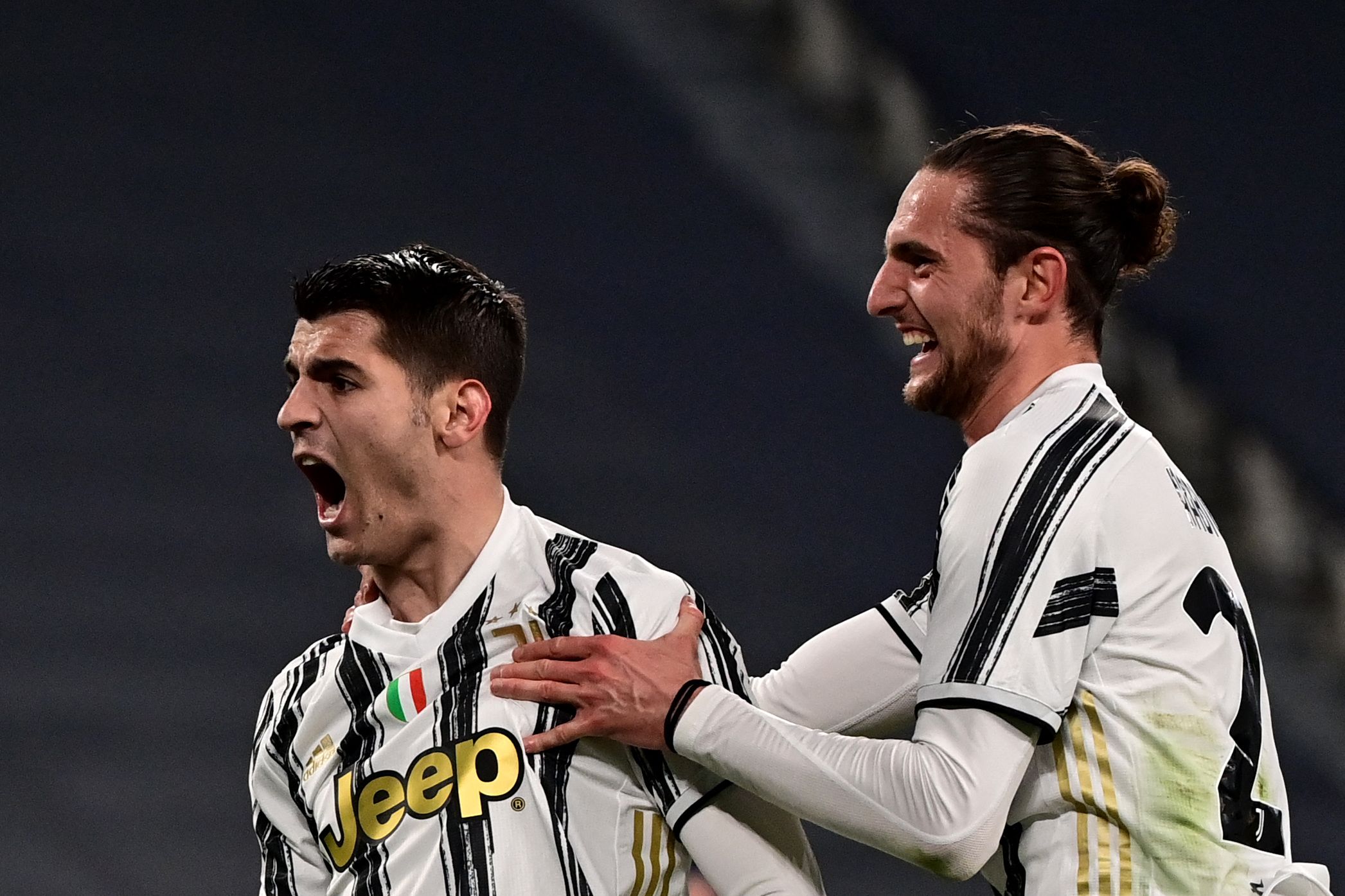 Alvaro Morata celebra uno de los goles en el triunfo de la Juventus contra la Lazio. (Foto Prensa Libre: AFP).