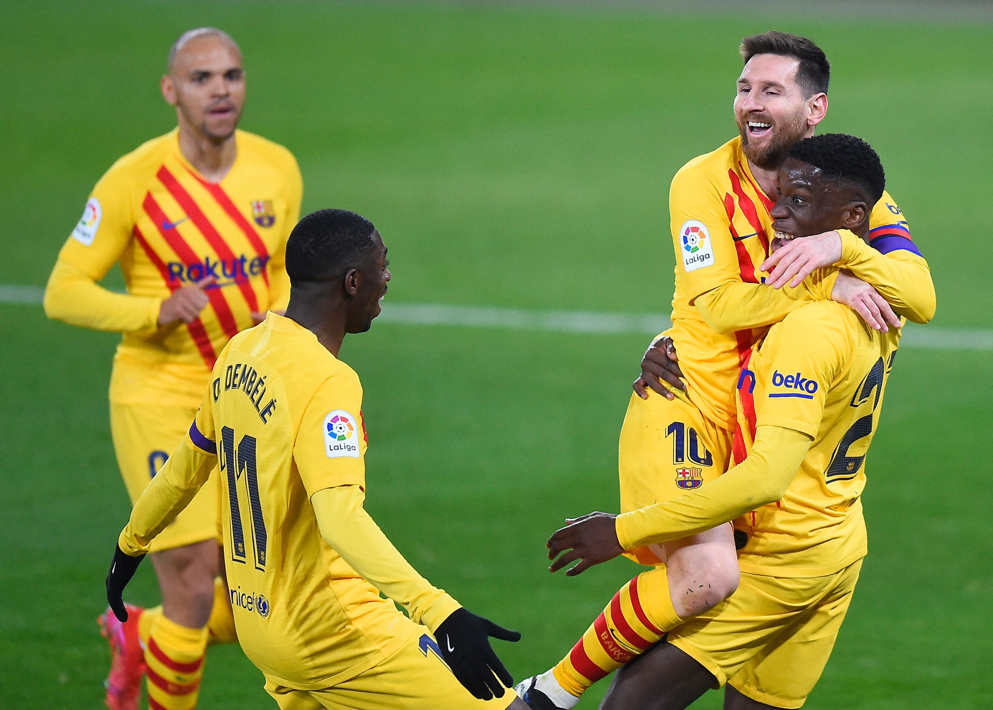 Ilaix Moriba fesjeta con Lionel Messi la anotación coseguida en el partido del Barsa frente al Osasuna. (Foto Prensa Libre: AFP).