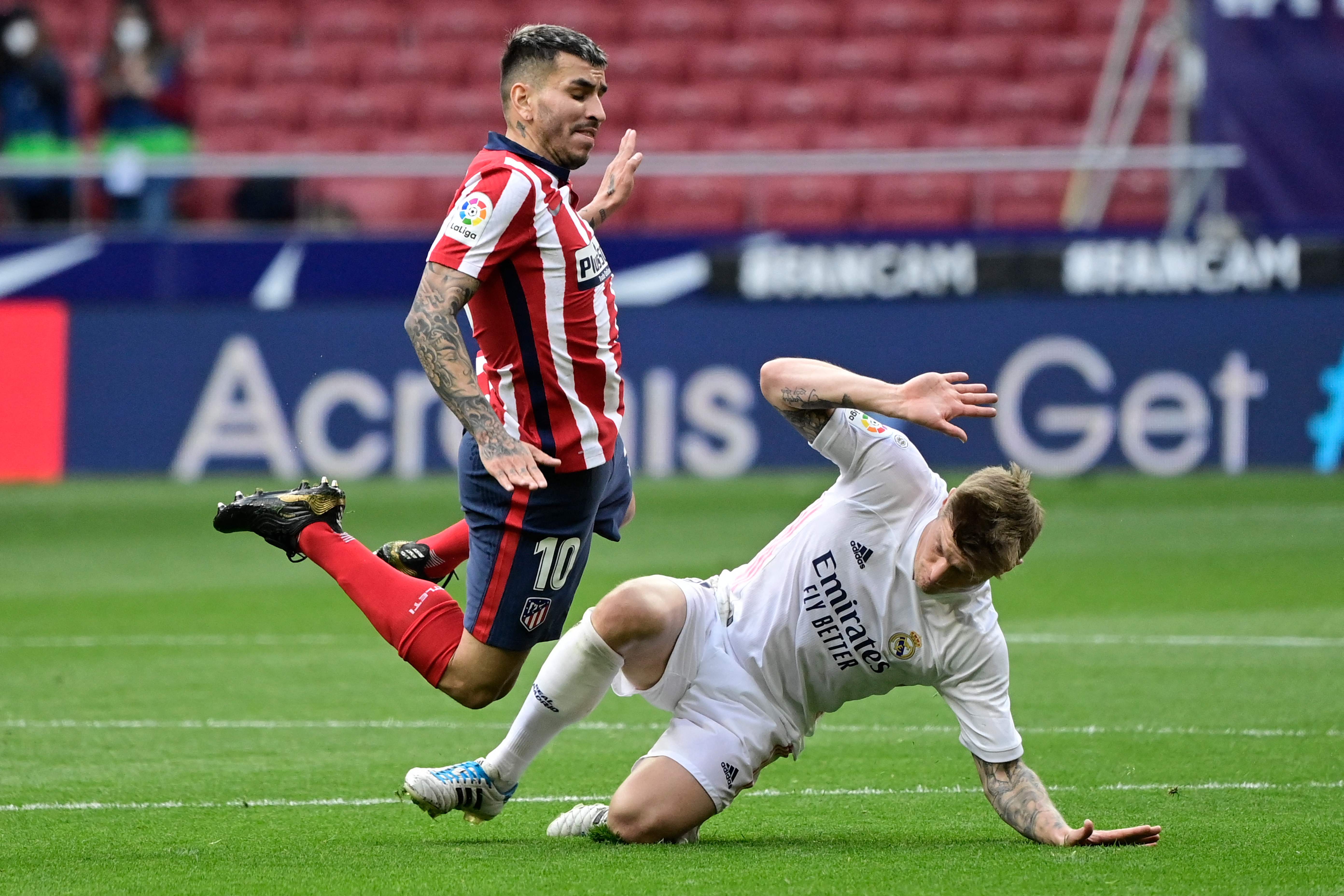 Angel Correa, del Atlético, pelea el balón con Toni Kroos, del Real Madrid. (Foto Prensa Libre: AFP).
