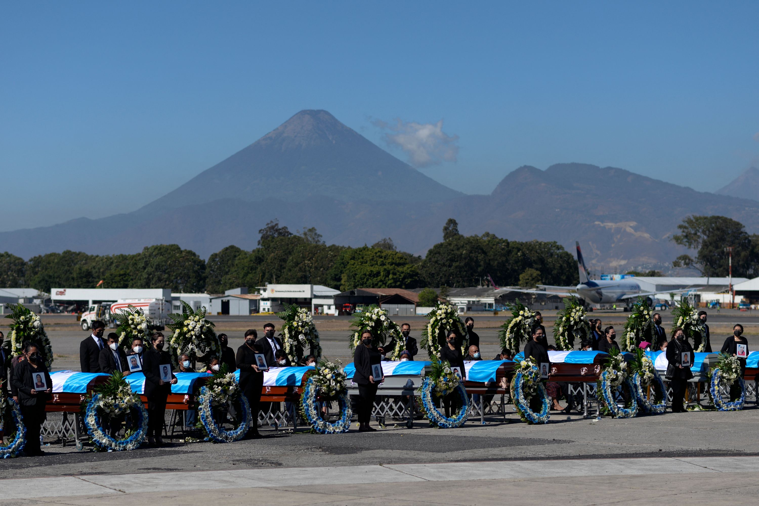 Tamaulipas repatrió este 12 de marzo los cuerpos de 16 migrantes guatemaltecos ultimados por criminales en ese estado mexicano. (Foto: AFP)