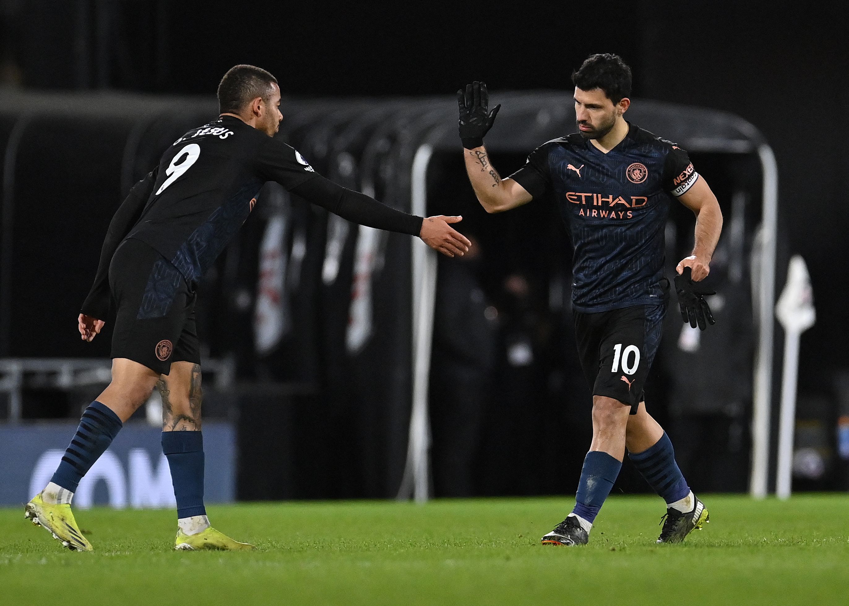 Gabriel Jesus felicita al argentino Sergio Aguero después de marcar en el partido contra el Fulham. (Foto Prensa Libre: AFP). 