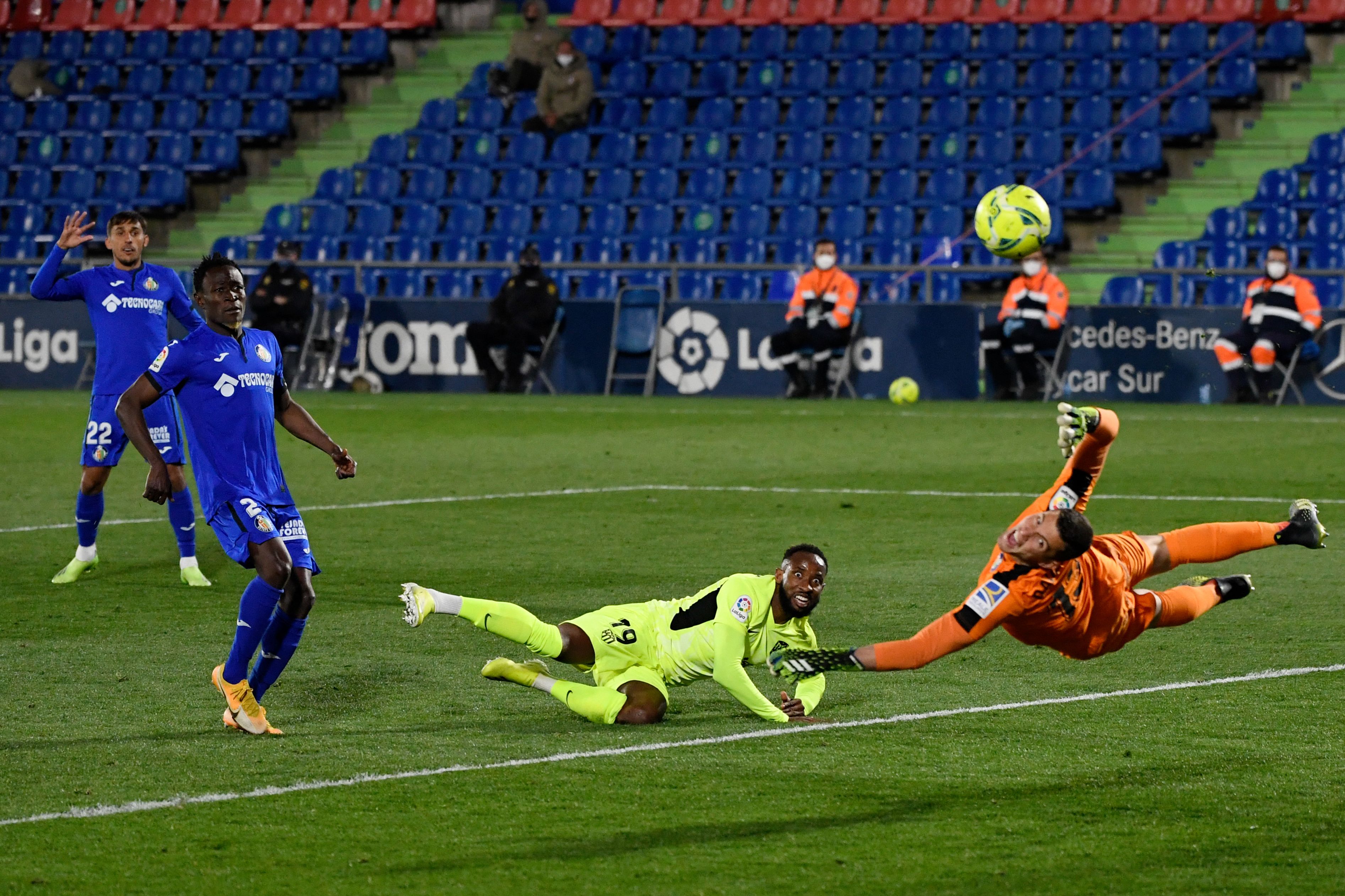 Moussa Dembele, delantero del Atlético, observa la trayectoria de balón ante la salida del portero David Soria, del Getafe. (Foto Prensa Libre: EFE).