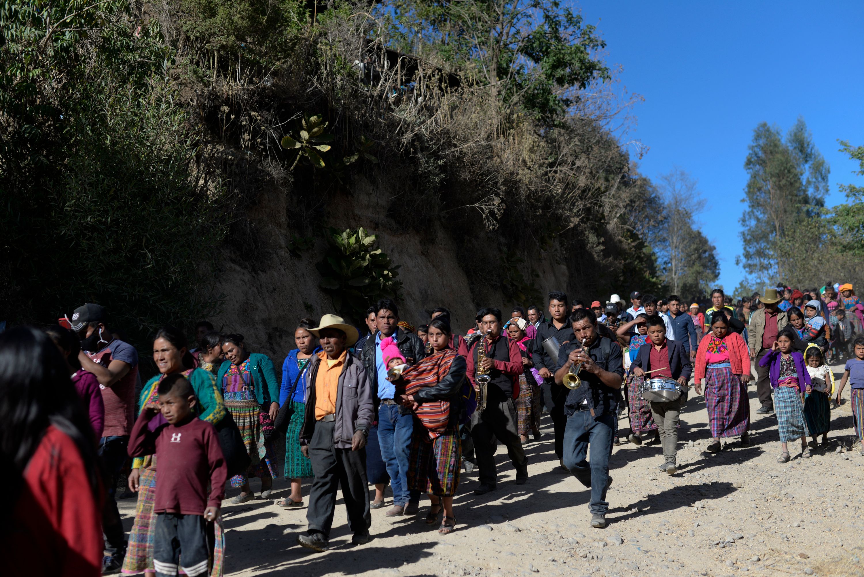 Vecinos de Comitancillo acompañan a una familia en el entierro de uno de los fallecidos en Tamaulipas. (Foto: Hemeroteca PL)