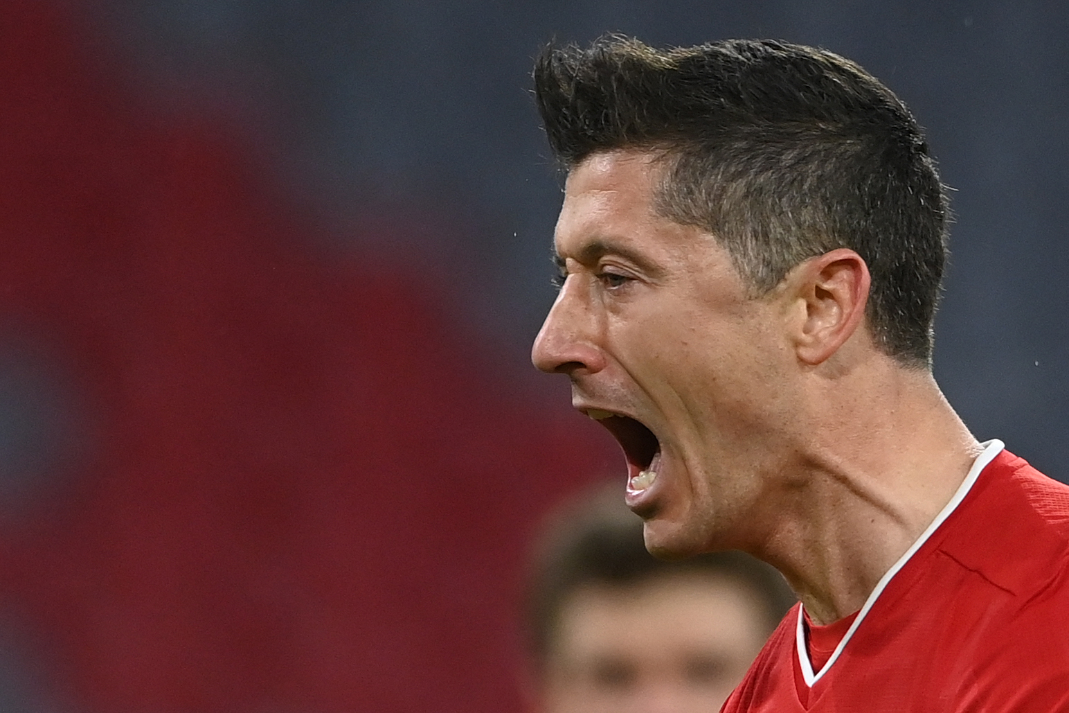 Robert Lewandowski  celebra uno de los goles en la victoria del Bayern Munich frente al Stuttgart. (Foto Prensa Libre: AFP).