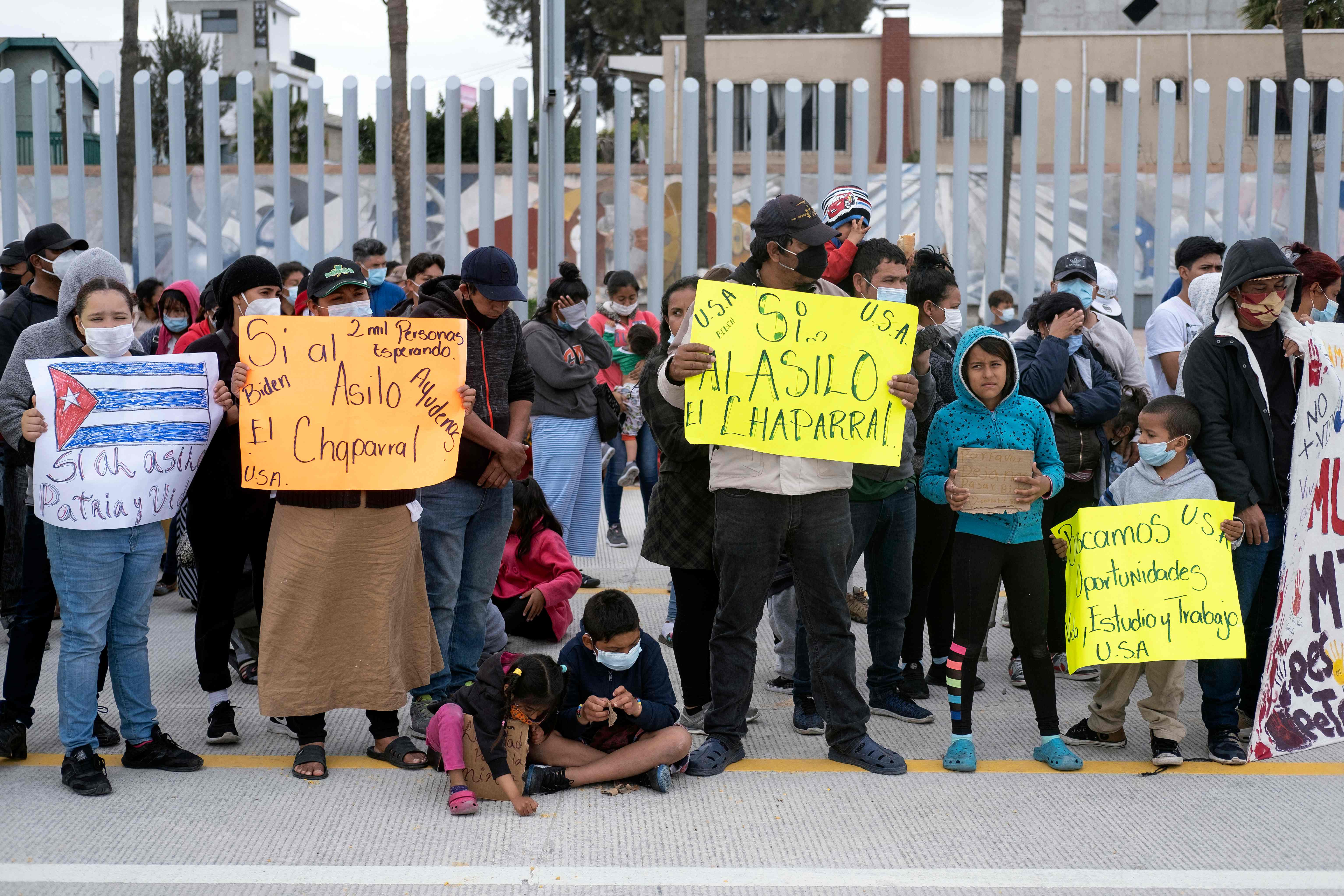 Migrantes participan en una protesta en la frontera mexicana de Tijuana en odnde piden al gobierno de EE. UU. que admita sus solicitudes de asilo. (Foto Prensa Libre: AFP)