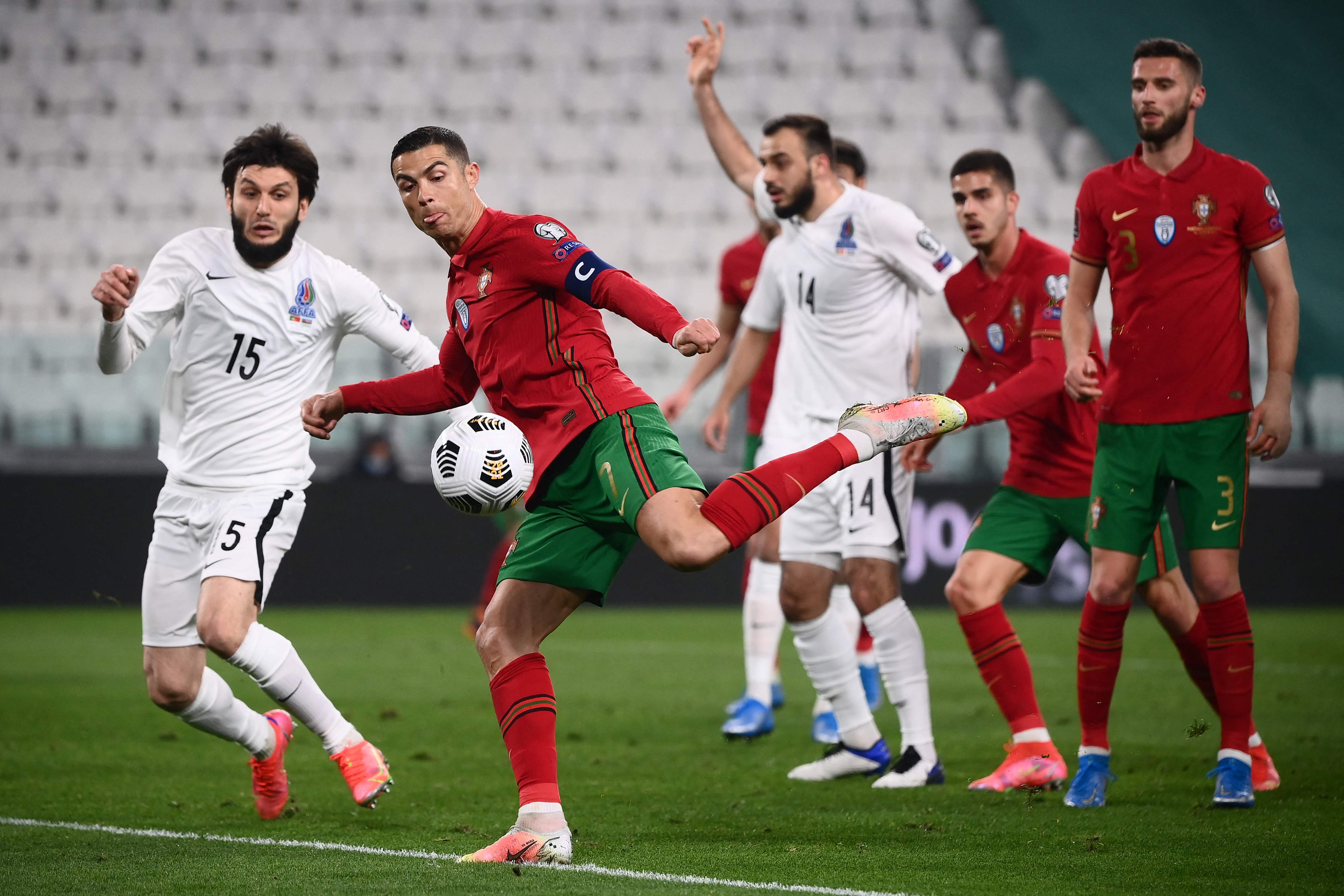 Cristiano Ronaldo no tuvo un buen juego ante Azerbaiyán, Foto Prensa Libre: AFP.