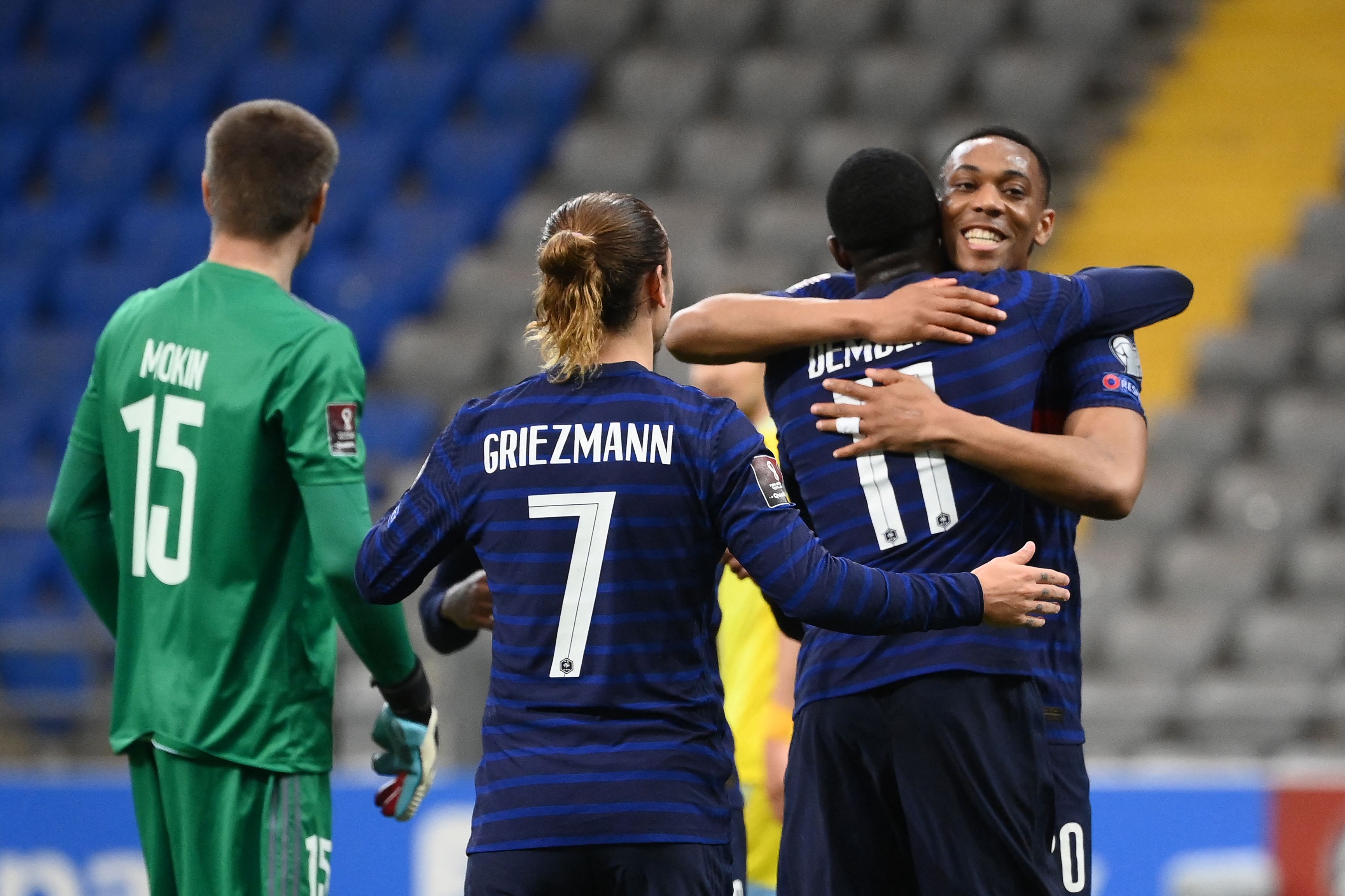 Ousmane Dembele celebra con sus compañeros uno de los goles de la victoria contra Kazajistán. (Foto Prensa Libre: AFP).