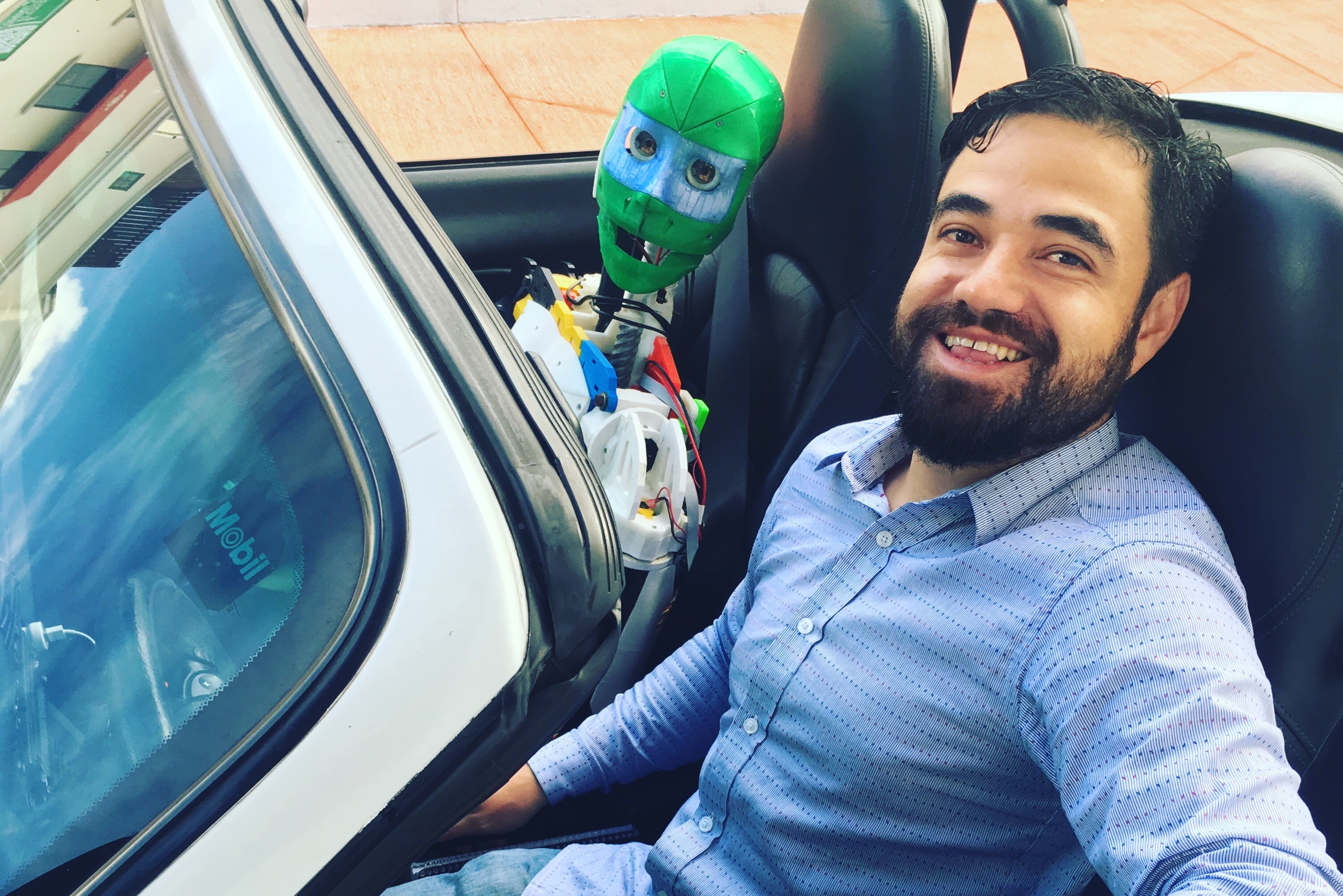 Alí Lemus, junto a Leonardo GreenMoov, diseñado para ser  controlado a distancia y así transmitir la sensación de que se está en el lugar donde se encuentra el robot. (Foto Prensa Libre: cortesía Alí Lemus).