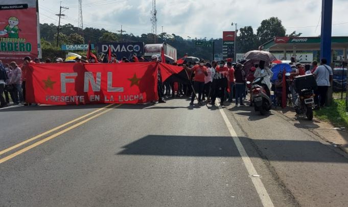 Bloqueo por parte de salubristas en el kilómetro 212.5 crucero Las Victorias, Colomba, Quetzaltenango.  (Foto Prensa Libre: Alex Coyoy)