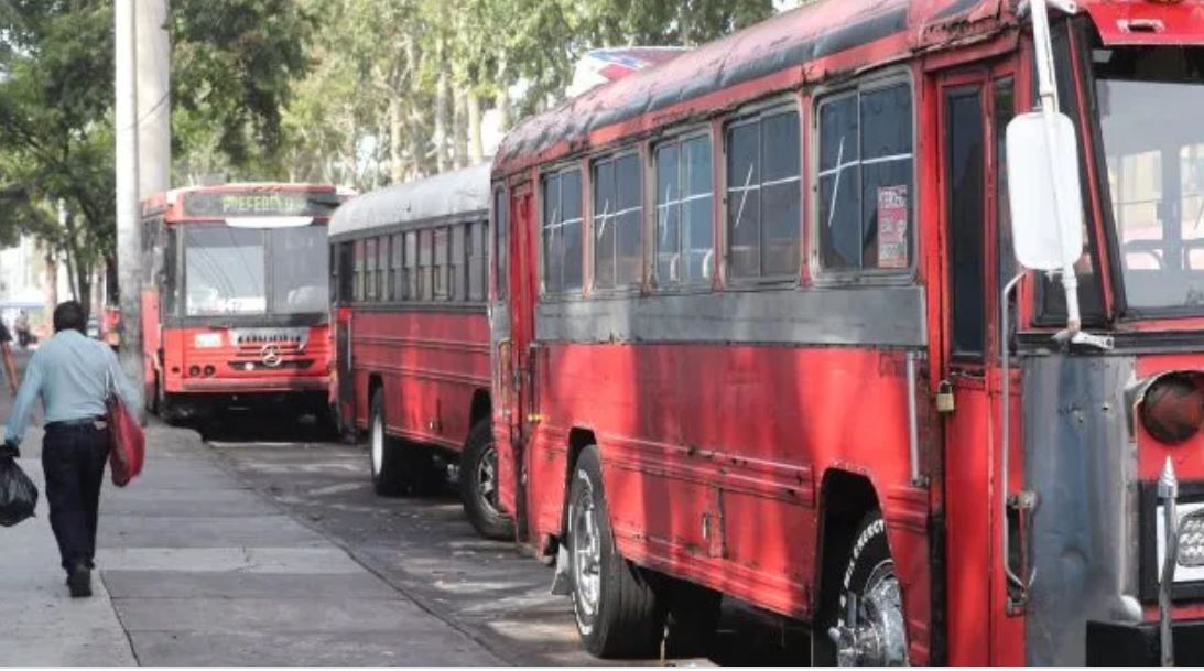 Hace algunos años algunos buses urbanos de la capital contaban con seguridad privada. (Foto Prensa Libre: Hemeroteca PL)