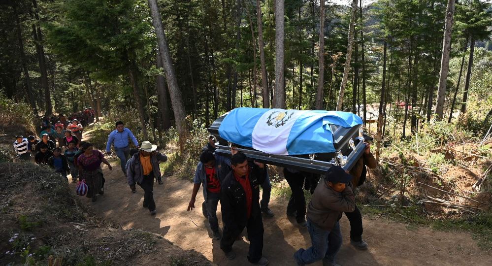 El sepelio en Comitancillo de uno de los migrantes asesinados en Tamaulipas. (Foto Prensa Libre: AFP)