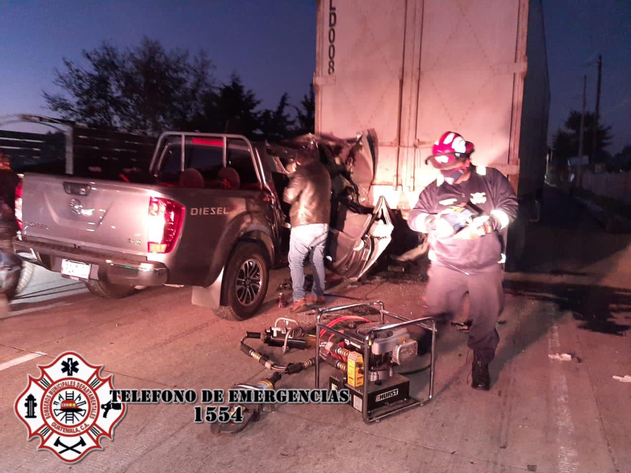 Socorristas tuvieron que utilizar equipo hidráulico para rescatar a dos personas heridas en un vehículo que chocó en Chimaltenango. (Foto Prensa Libre: CBMD)