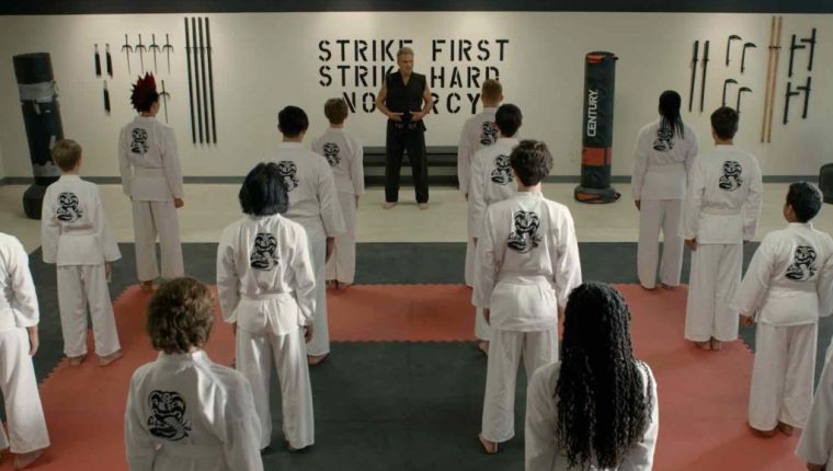 La producción de "Cobra Kai" ya trabaja en la cuarta temporada de la serie. (Foto Prensa Libre: Netflix)