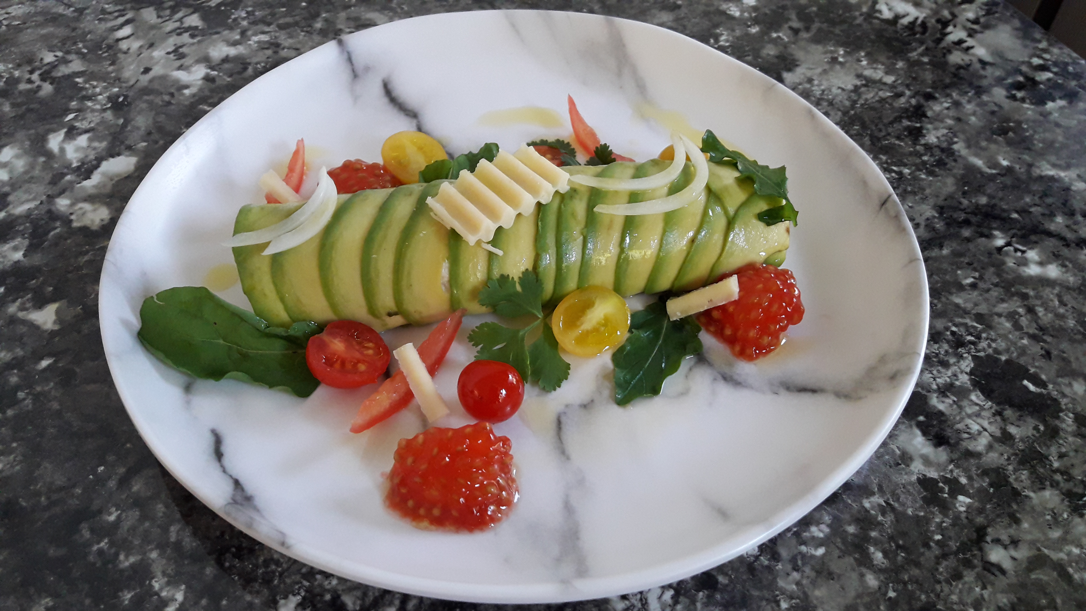 Canelón de aguacate relleno de ensalada de pollo es la original receta del chef Wálter López, quien  recomienda disfrutarla en familia, pues además de nutritiva, fácil de hacer y colorida, es deliciosa. (Foto Prensa Libre, cortesía de Wálter López)