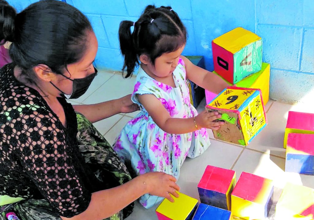 El programa Acompáñame a Crecer contempla actividades de psicomotricidad gruesa en niños de 2 a 3 años de edad. En la fotografía, niña atendida en Tamahú, Alta Verapaz. Foto: Cortesía Alianza por la Nutrición