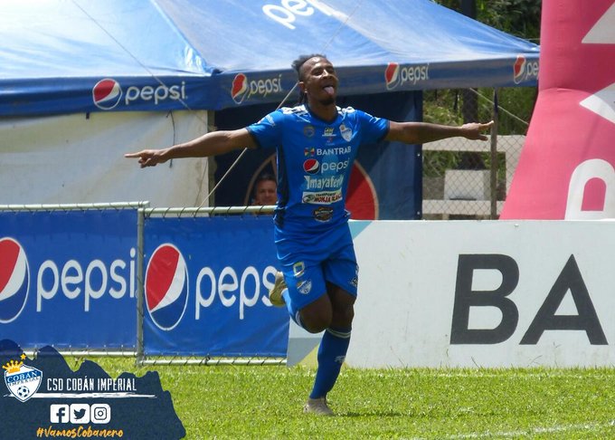 Bladimir Díaz festeja el segundo gol de Cobán frente a Sanarate. (Foto Cobán Imperial).