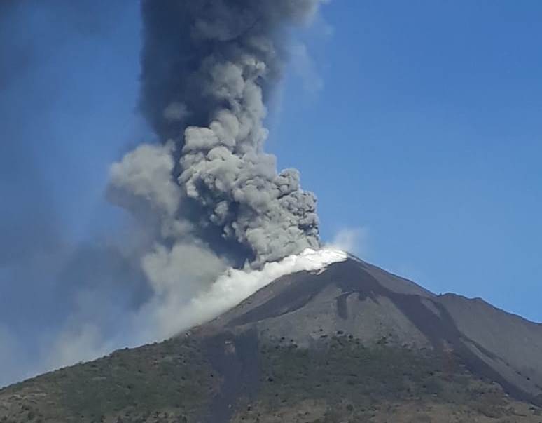 Fumarola del volcán de Pacaya captada el 21 de marzo. (Foto: Conred)