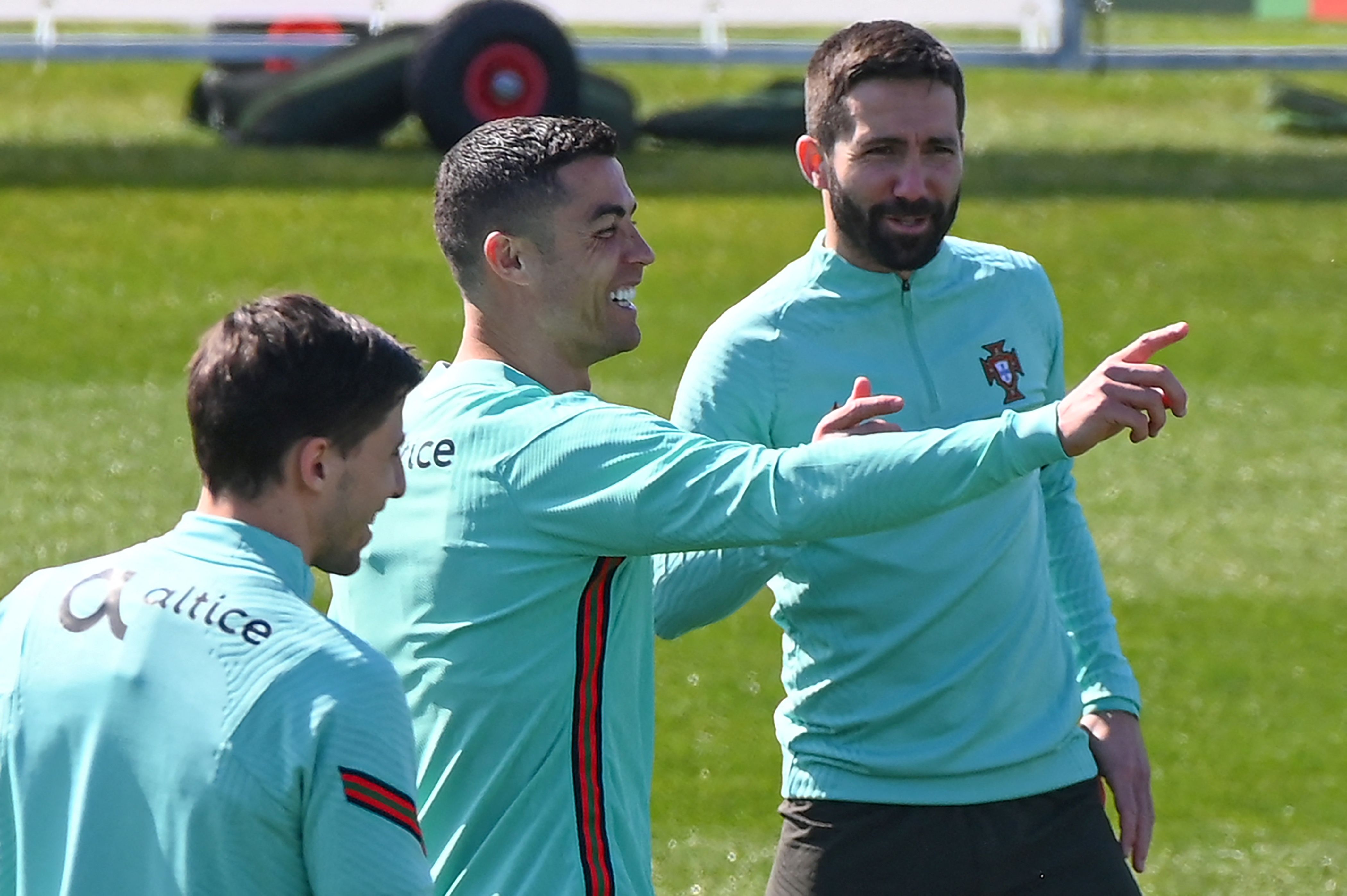 Cristiano Ronaldo, durante la práctica de Portugal del martes. (Foto Prensa Libre: AFP)