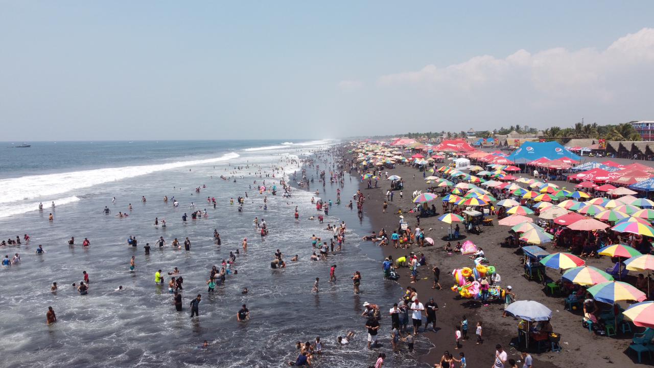 Así luce la playa pública del Puerto de San José este domingo previo a la Semana Mayor. (Foto Prensa Libre: Fernando Cabrera)