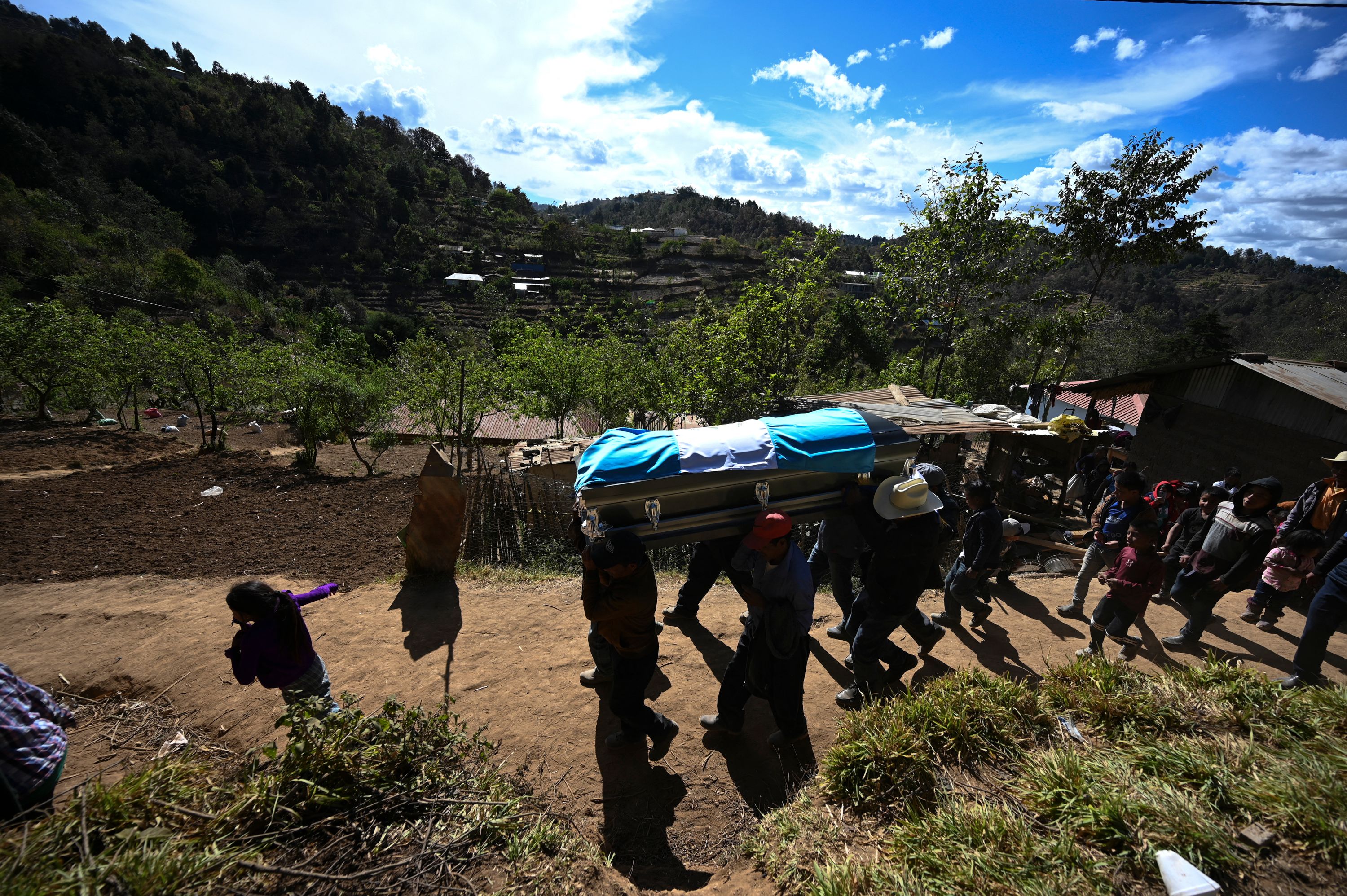 Vecinos del Duraznal, Comitancillo, San Marcos, acompañan a familiares de las víctimas de la matanza en Tamaulipas, México, en la que murieron 16 guatemaltecos. (Foto Prensa Libre: AFP)