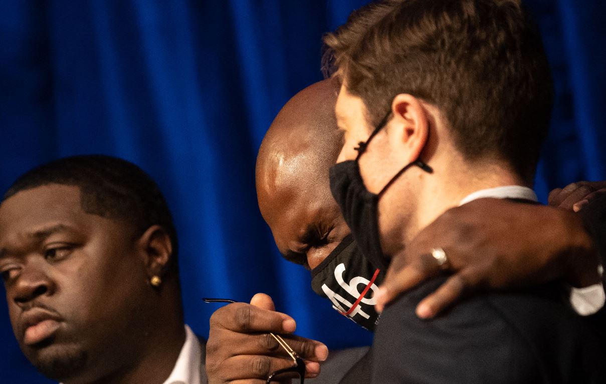 El hermano de George Floyd, Philonise Floyd, abraza a Jacob Frey, alcalde de Minneapolis, luego de alcanzar acuerdo por la muerte de su hermano. (Foto Prensa Libre: AFP)