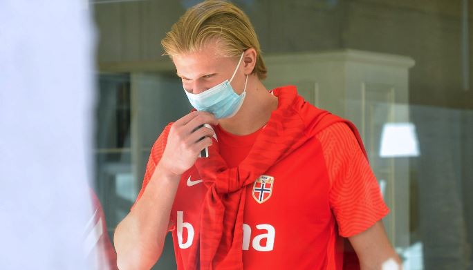 El delantero del Borussia Dortmund Erling Haaland está listo para competir en la eliminatoria mundialista de la UEFA. (Foto Prensa Libre: EFE)