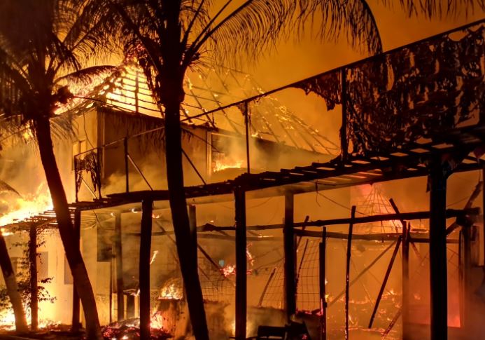 Incendio en playas de Monterrico, Santa Rosa. (Foto Prensa Libre: Tomada de la página Digital.GT) 