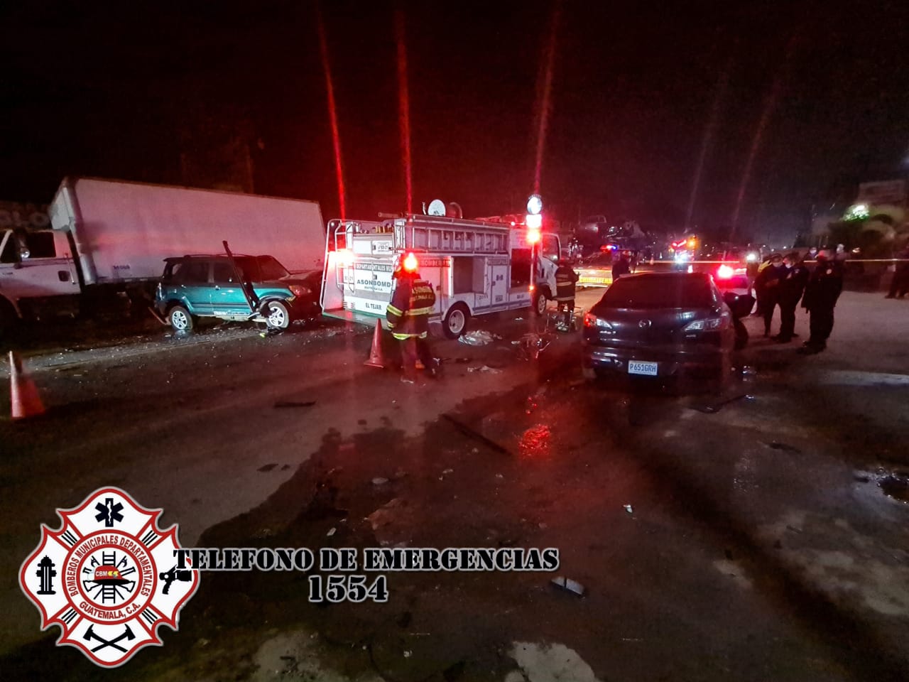 Un vehículo particular, un camión y un transporte de valores chocaron la madrugada de este jueves en el km 50 de la ruta Interamericana. (Foto Prensa Libre: CBMD)