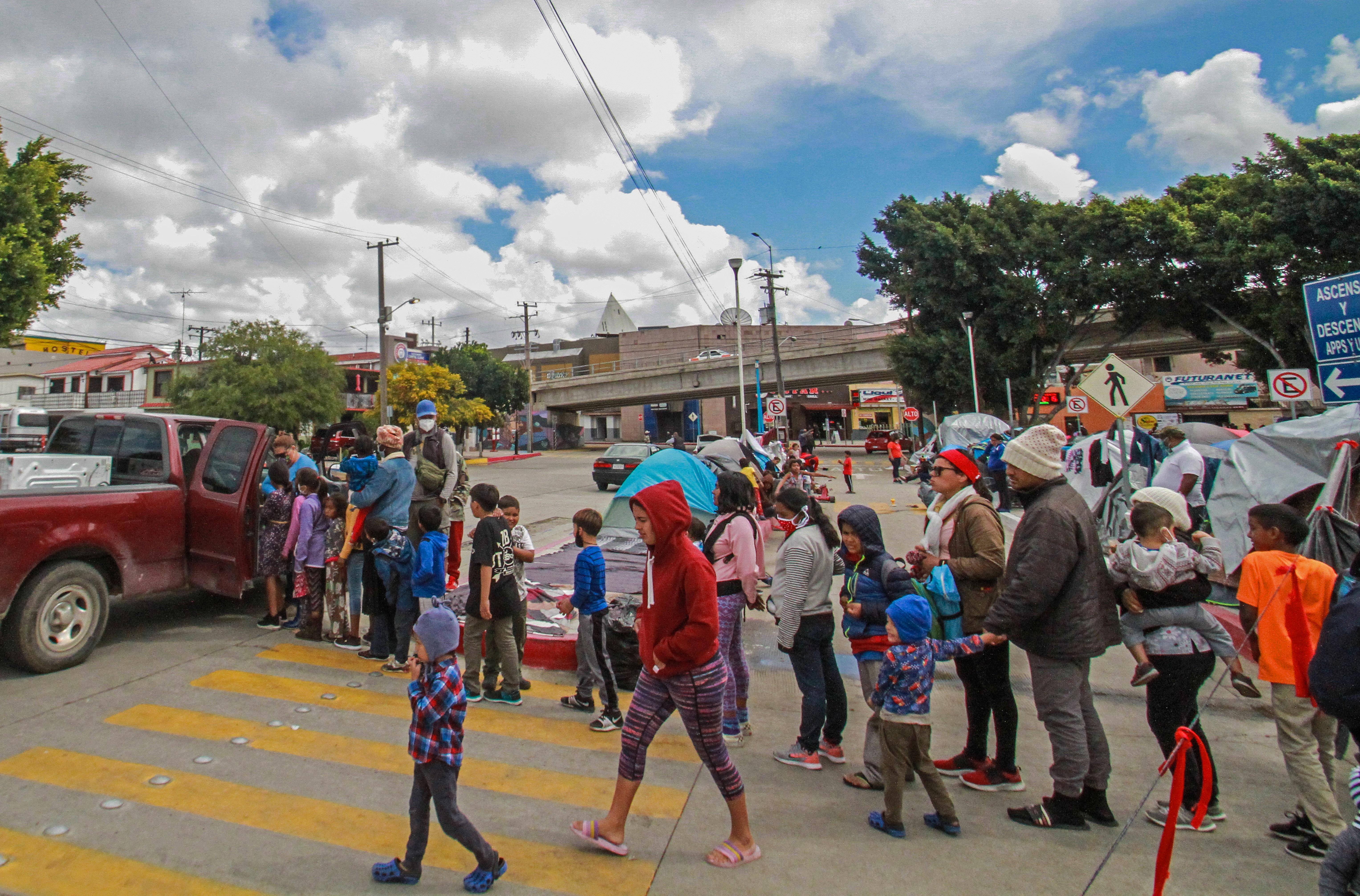 Migrantes instalan campamentos en el puesto fronterizo del Chaparral, ciudad fronteriza de Tijuana, en Baja California. (Foto Prensa Libre: EFE)