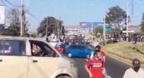 Paso complicado en el km 38 de la ruta al Pacífico por manifestación. (Foto Prensa Libre: PMT de Villa Nueva) 