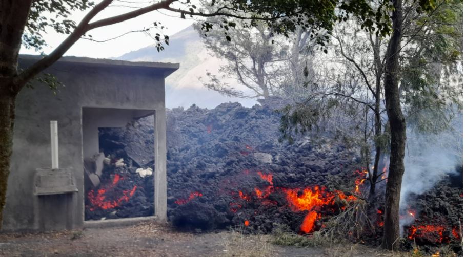 Expertos vigilan de cerca el trayecto del flujo volcánico. (Foto: Conred)