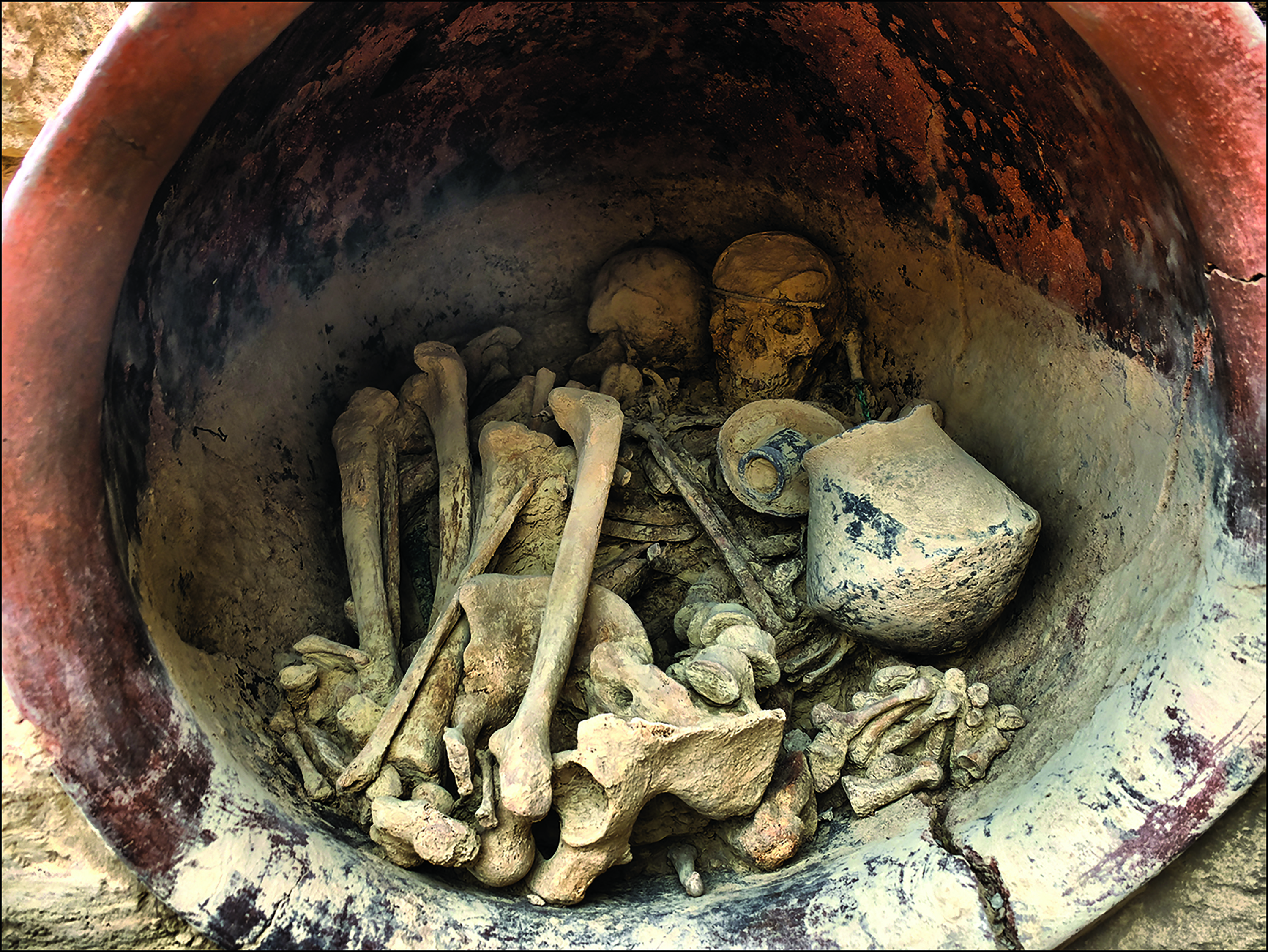 Foto facilitada por el Grupo de Investigación Arqueoecología Social Mediterránea de la Universidad Autónoma de Barcelona muestra una tumba de 3.700 años de antigüedad en el yacimiento arqueológico de La Almoloya, en el sur de España. La mujer con diadema está a la derecha. (Foto Prensa Libre: Arqueoecologia Social Mediterrània Research Group, Universitat Autònoma de Barcelona via The New York Times)