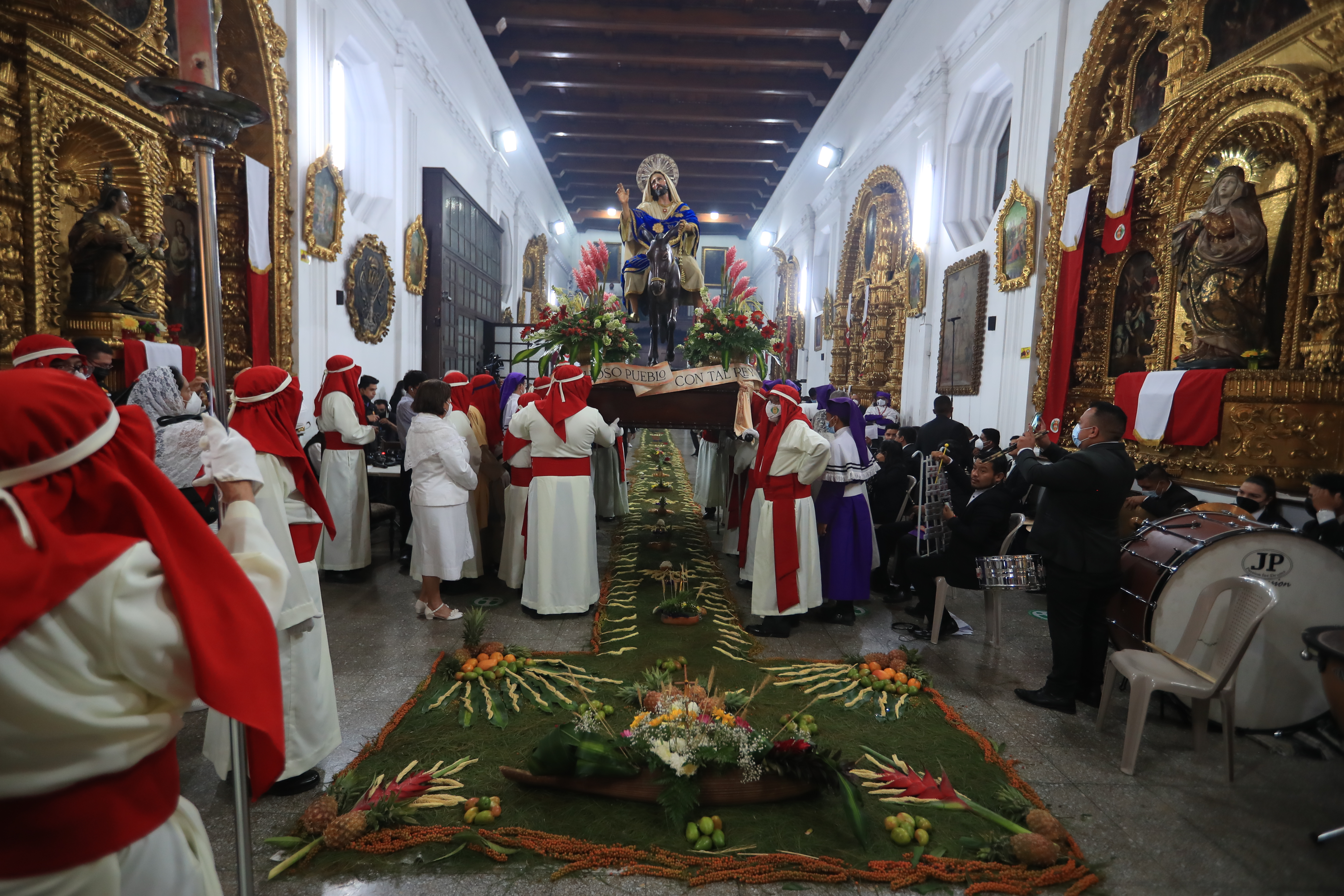 El libro “Un pueblo frente al espejo” narra la perspectiva de la Semana Santa desde ensayos con pluralidad de voces. (Foto Prensa Libre: Carlos Hernández).