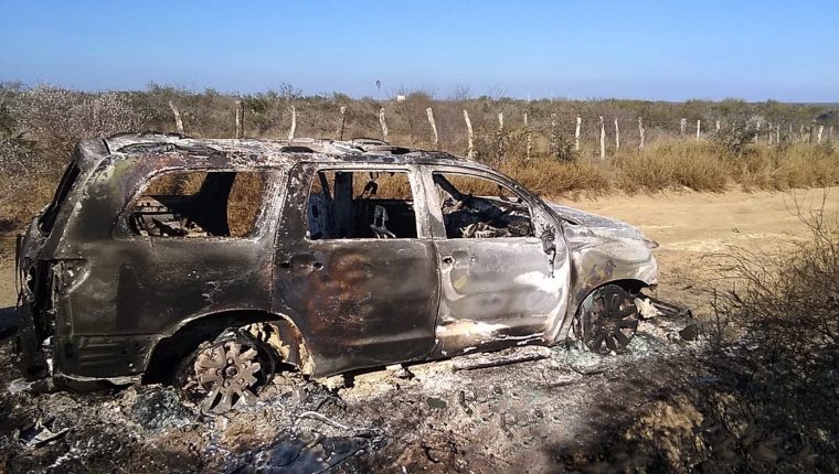 Uno de los vehículos en donde localizaron  cuerpos calcinados de 19 personas, entre ellas 16 guatemaltecos, que fueron masacrados en Camargo, Tamaulipas, México. (Foto Prensa Libre: HemerotecaPL)